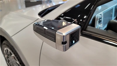 Musk reiterează că Tesla va elimina oglinzile retrovizoare fizice.