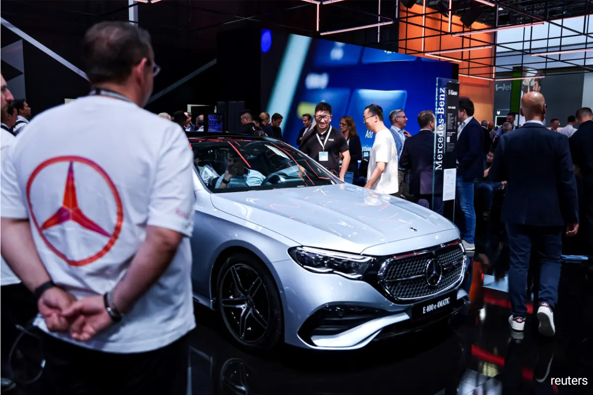 Cererea de vehicule electrice scade, Mercedes încetinește planurile pentru ba...