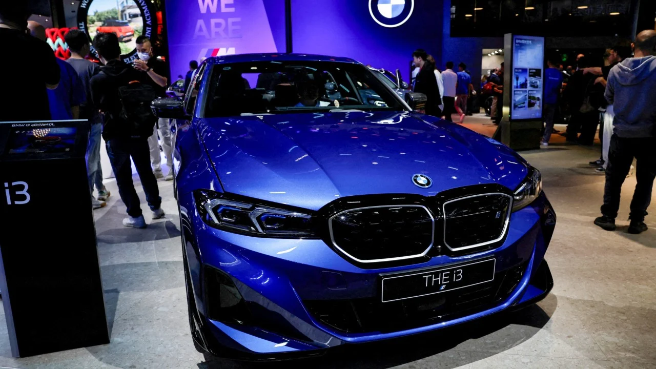 Vânzările BMW au scăzut cu 42% în august, cu puțin peste 30,000 unități vându...